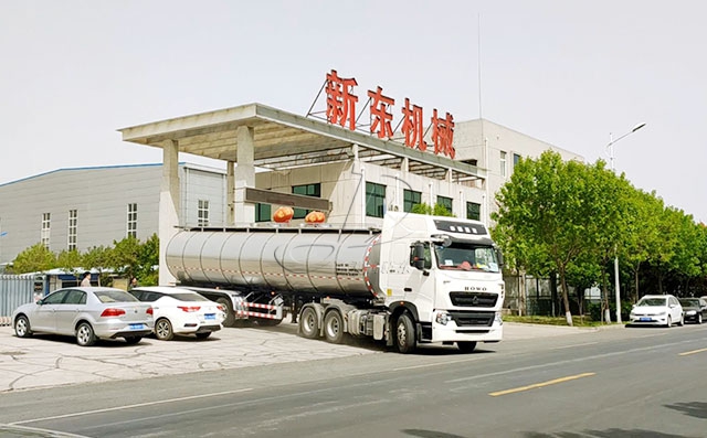 浙江客户自提35吨罐式拉鲜奶卡车现场
