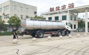 云南鲜奶运输车客户订购的一体奶罐车提车现场