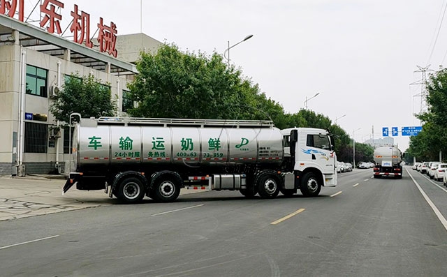 我公司2台解放国六20吨鲜奶运输车发往东北