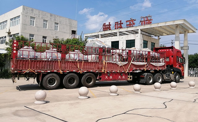 河南新东6台1吨不锈钢制冷罐发往新疆伊犁