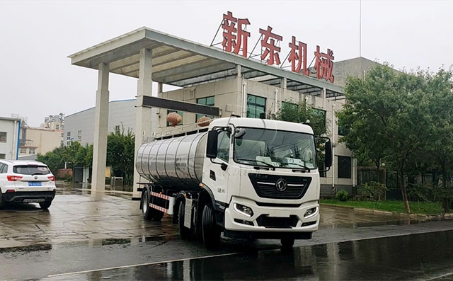 云南客户订购的前四后四16方鲜奶运输车冒雨发车