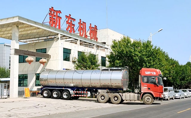 天津客户订购的34方半挂鲜奶运输车发车现场