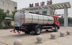 东风国五12吨鲜奶运输车