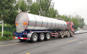 35吨3轴半挂鲜牛奶运输车