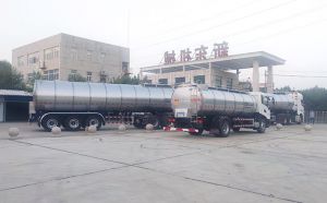再走安徽两台34吨半挂鲜奶运输专用车