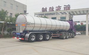 三轴34吨鲜牛奶运输罐车