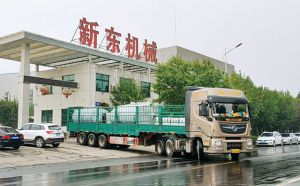 辽宁客户订购的2台6吨不锈钢牛奶制冷罐发货