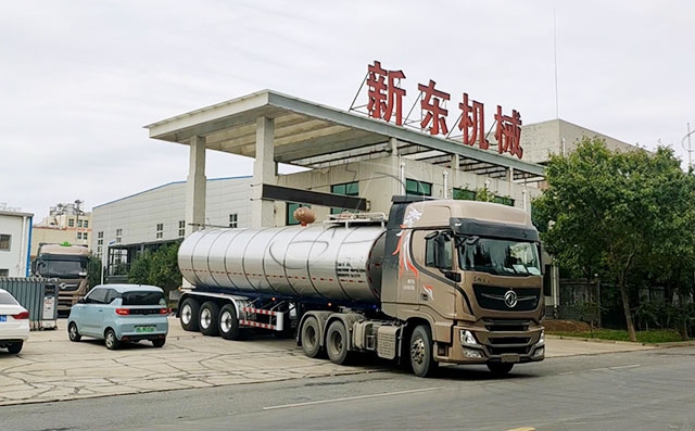哈尔滨客户订货的2台34方半挂奶罐车发货