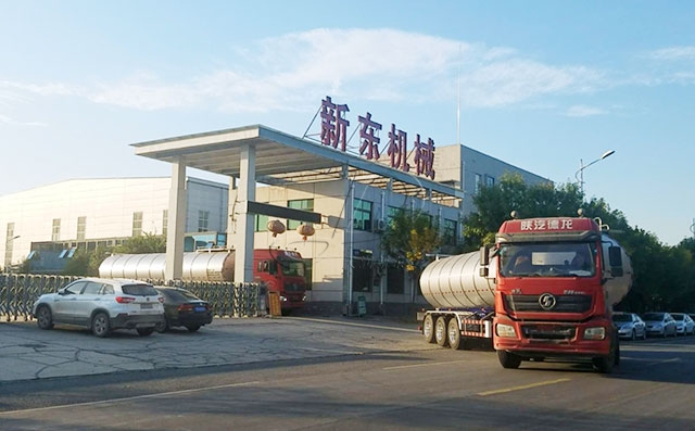 天津鲜奶运输车客户订购的2台半挂鲜奶运输车发货