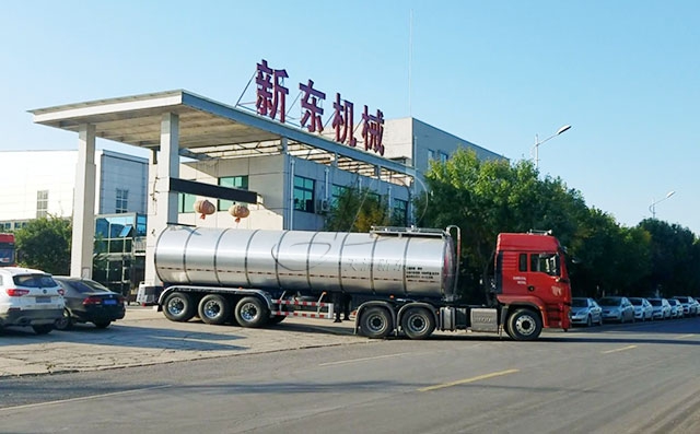 山东物流公司订购的6吨半挂鲜奶运输车客户顺利提车