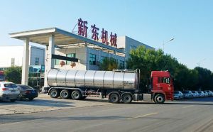 山东物流公司订购的6吨半挂奶罐车客户顺利提车
