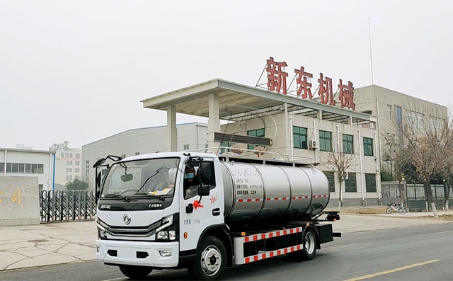 天润新东东风多利卡7方鲜奶运输车发往广东