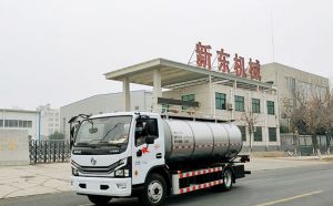 天润新东东风多利卡7方鲜奶运输车