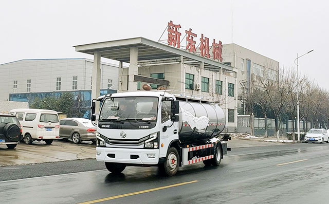 甘肃鲜奶运输车客户订购的7方一体鲜奶运输车发车