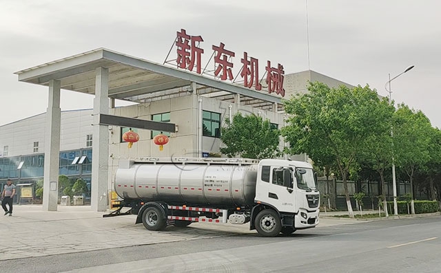 内蒙客户喜提天润新东10吨奶罐车