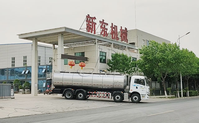 新疆老客户订购的20方奶罐车发货