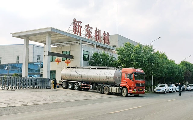 长春客户订购的34吨液态玉米浆运输罐车交付