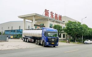 新东机械34吨大型半挂牛奶运输车发往黑龙江