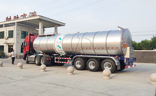 陕西老客户复购的34吨半挂奶罐车今天交付
