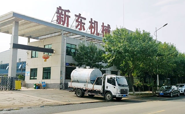 我公司一台6吨直冷式储奶罐发往山东潍坊