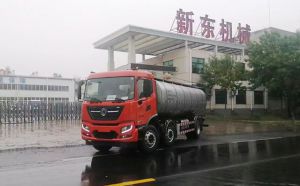 辽宁客户订购的21方鲜奶运输专用车冒雨发货