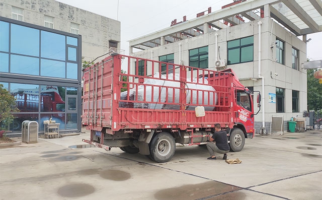 山东客户订购的5吨牛奶制冷罐发往淄博