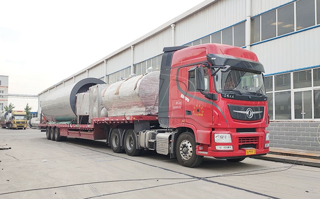 我公司3台40吨大型立式储奶仓装车发往甘肃