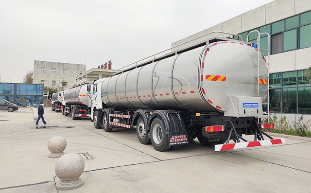 黑龙江老客户订购的3台解放20吨奶罐车提车