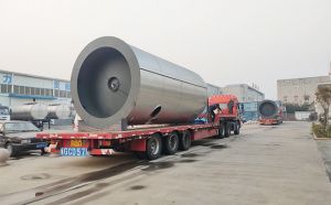 我公司两台30吨大型室外奶仓今天发往新疆