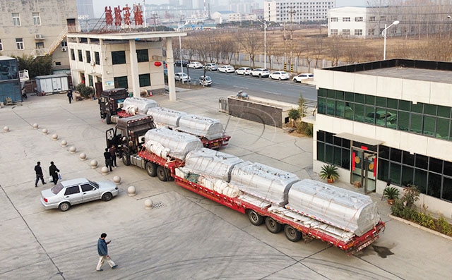 国外客户订购的7台不锈钢牛奶运输罐发往青岛港