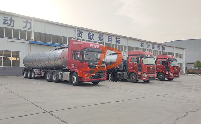 江苏客户订购的3台34方半挂鲜奶运输车发货