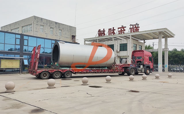 天润新东30吨大型立式奶仓发往新疆