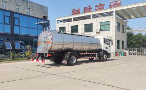 河北奶罐車客戶訂購的10噸鮮奶運輸