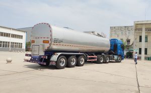 我公司满载40吨大型半挂鲜奶运输车
