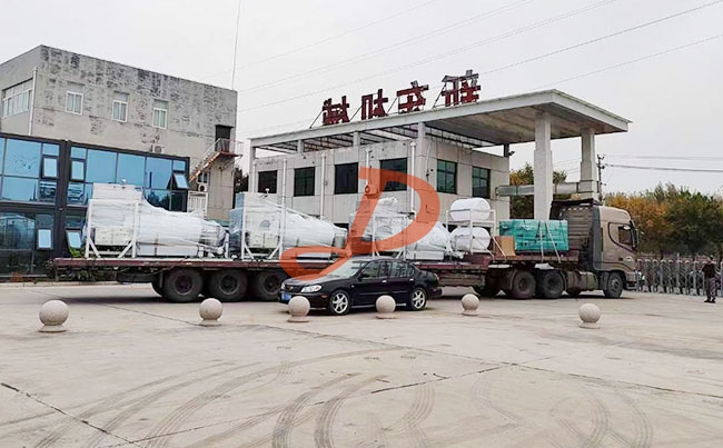 西藏客户定制的3台3吨不锈钢制冷罐发货