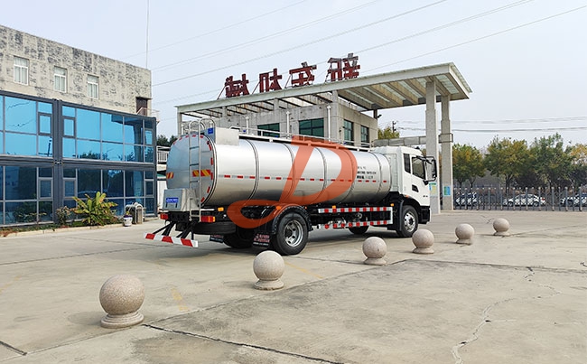 我公司两台车罐一体鲜奶运输车发往重庆