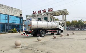 我公司两台车罐一体鲜奶运输车发往重庆