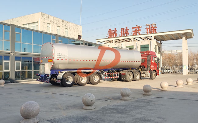 陕西客户订购的40吨鲜奶运输半挂车交付