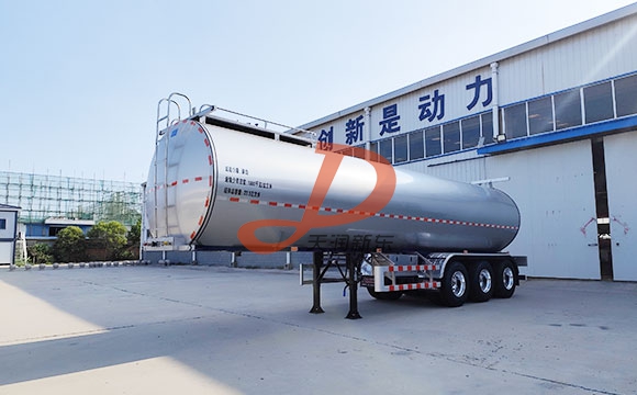 半挂鲜奶运输车