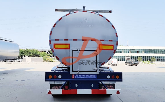 半挂鲜奶运输车