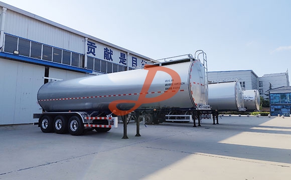 半挂鲜奶运输车