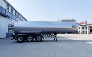 新疆客户订购的34方半挂牛奶运输车