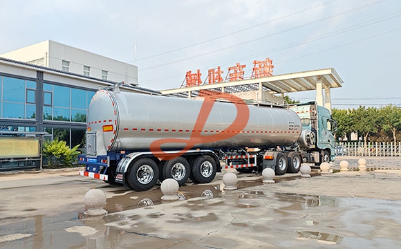 鲜奶运输车