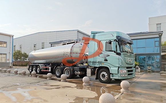 鲜奶运输车