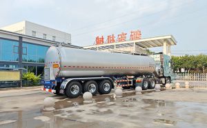 甘肃客户订购的33方半挂鲜奶运输车今日交付