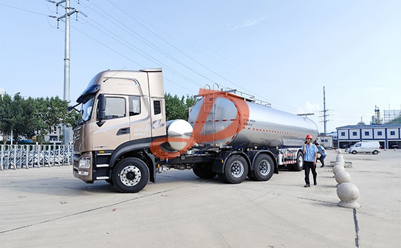 牛奶运输车