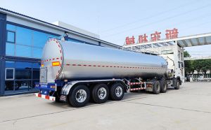 内蒙客户订购的40方半挂鲜奶运输车交付