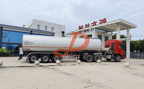 半挂鲜奶运输车