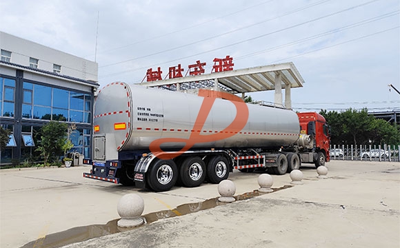 半挂鲜奶运输车