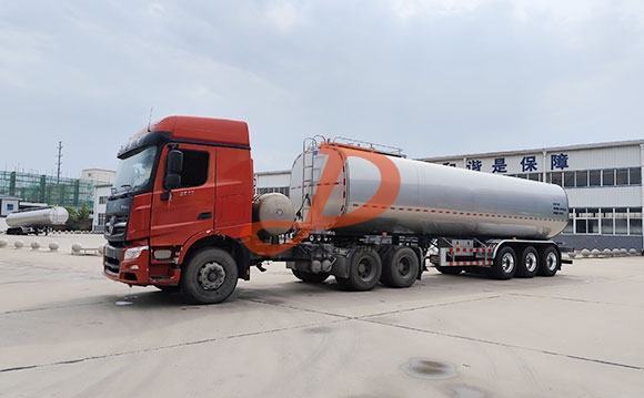 半挂鲜奶运输车